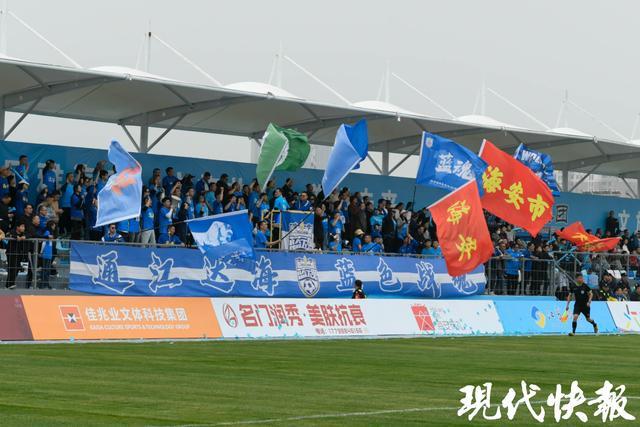 MK体育-南通海安首个标准化专业足球场启用，足球赛事点燃城市活力